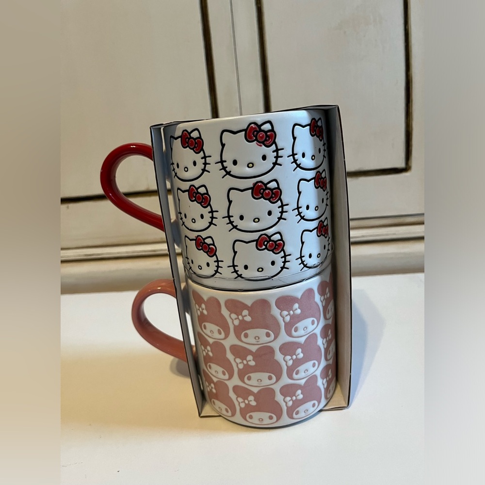 - New Hello Kitty mugs set w/embossed signature face red & pink matching handle